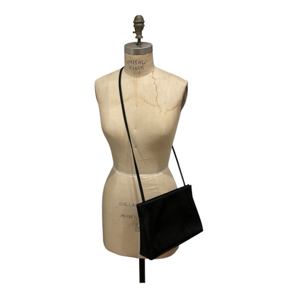 Salvatore Ferragamo Black Leather Shoulder Bag - Picture 4 of 11